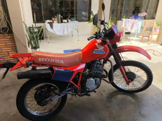 Vende-se Honda XLX 250R