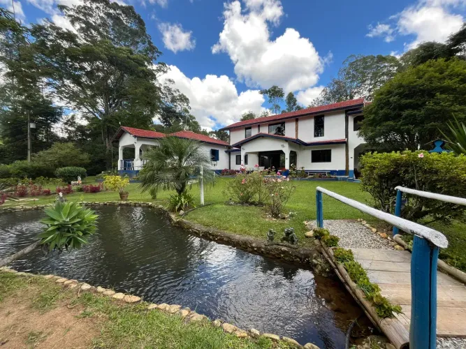 Sítio com 5,4 hectares rico em água e casa sede com 280 m² em Sapucaí-Mirim - MG