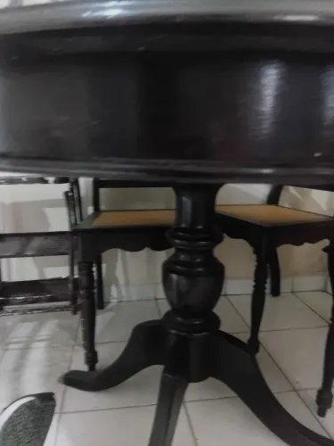 Mesa redonda de madeira maciça 