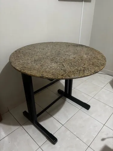 Mesa em Mármore - IMPECÁVEL 
