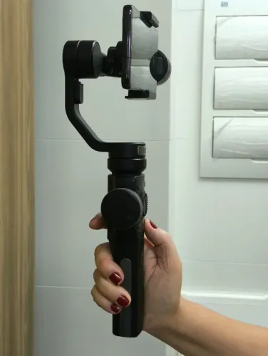 Estabilizador Gimbal Zhiyun Smooth 4 impecável com estabilização motorizada em 3 eixos.