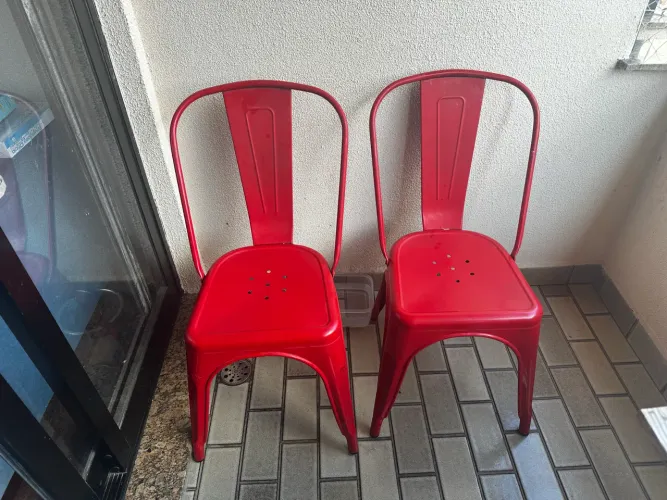 Cadeira vermelha em ferro