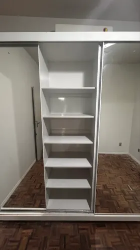 Vendo guarda roupas, 3 portas, com espelhos.