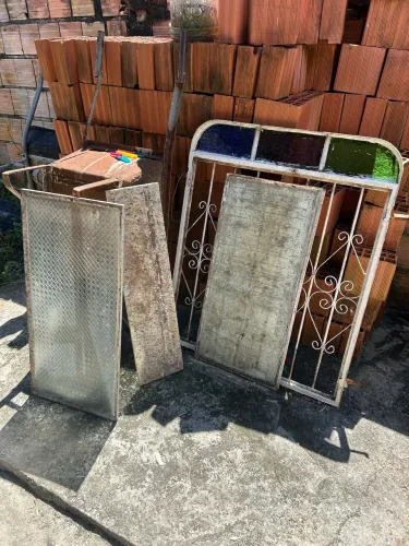 Janela de ferro 90x110 com pedra de mármore