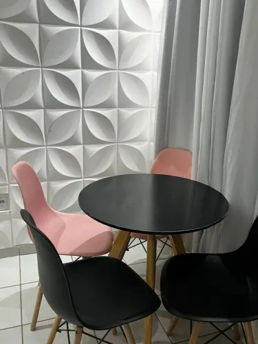 Vendo uma mesa redonda com quarto cadeiras