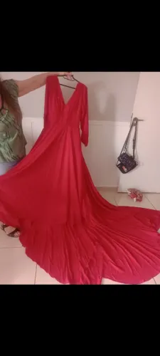 Vestido vermelho de festa. Com calda grande