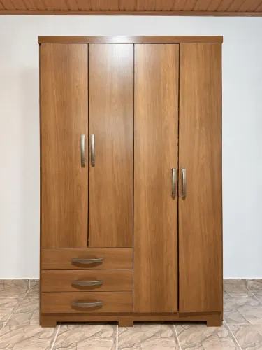 Guarda-Roupa 4 Portas com 3 Gavetas - Espaçoso e Conservado