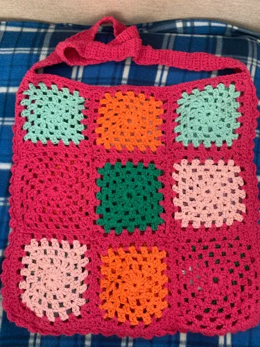 Bolsa Artesanal em Crochê com Granny Squares Coloridos