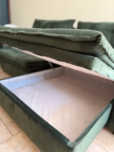 Sofá em veludo verde com com chaise 