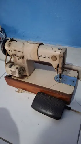 Maquina de custuras Elgin togue 500 ano 1950! Funcionando em perfeito estado. Relíquia.
