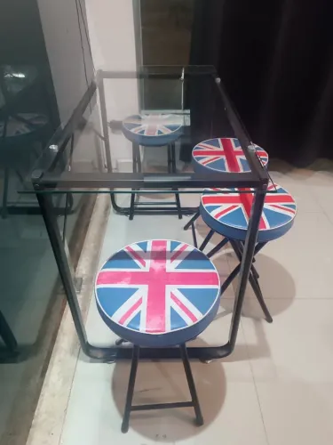 Mesa bistrô retangular com tampo de vidro,4 banquetas com estampa do Reino Unido