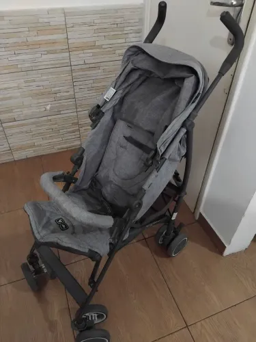 Carrinho de bebê passeio