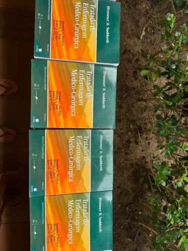 Livros de enfermagem em excelente estado