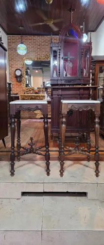 Móveis antigos, par de mesinhas laterais ou pedestal jacaranda e mármore carrara