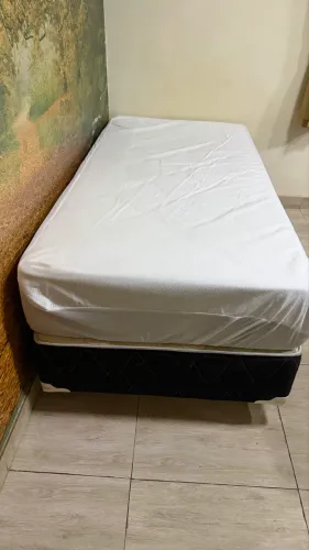 Cama box de solteiro usada com colchão