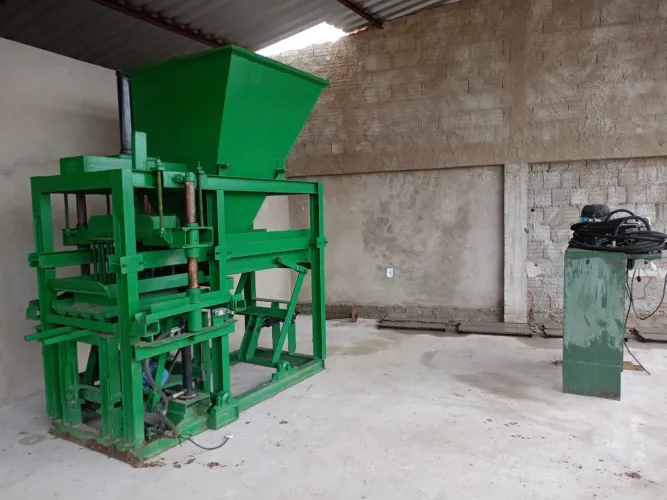 Maquina para fabricação de blocos de concreto hidráulica