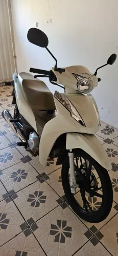 Honda Biz 125 Flex 2023 - Branca/Caramelo - Apenas 2.622 km