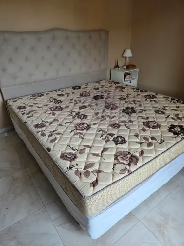 Cama King Size com cabeceira.