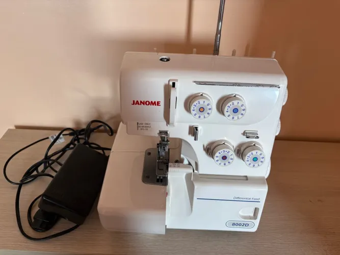Máquina overloque Janome