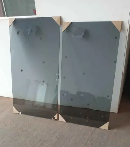 vendo os vidros de uma janela.