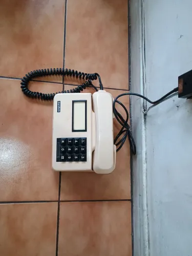 Aparelho telefone antigo.