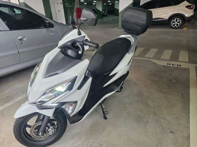Honda Elite 125 muito bem conservada, pronta para uso.