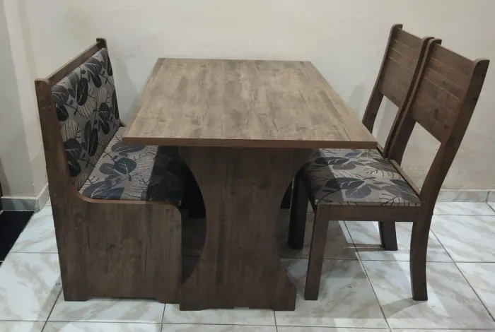 Linda mesa de madeira com 2 cadeiras e banco de 2 lugares 
