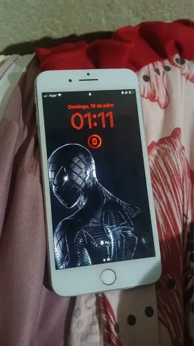 VENDA-SE IPHONE 8 com a saúde 100% A CÂMERA DE TRÁS NÃO FUNCIONA,SEME NOVO