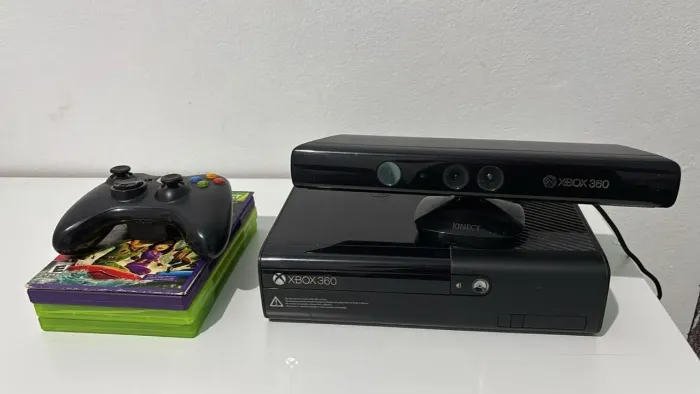 Xbox 360 com Kinect + 1 Controle e 4 Jogos - Console Travado