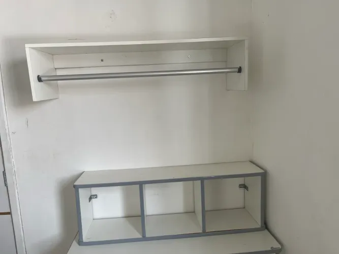 Vendo jogo completo para estudo! Mesa, prateleira, cabideiro e mesinha de canto 