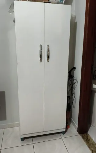 Armário branco multiuso