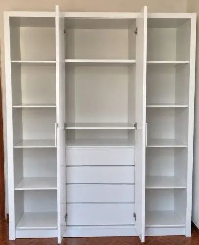 Guarda-roupa branco com gavetas e prateleiras