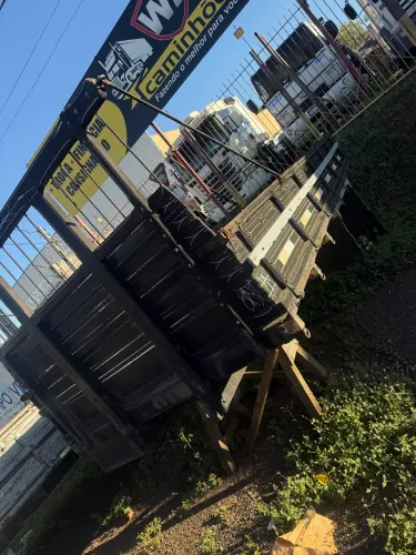 Carroceria de madeira 4,20 por 2