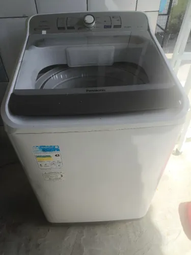 Máquina de lavar Panasonic usada.