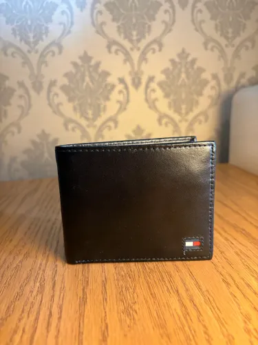 Carteira Tommy Hilfiger preta, masculina e dobrável