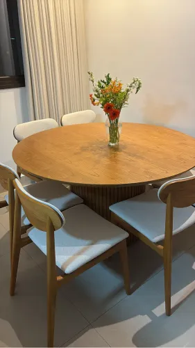 Mesa de jantar redonda ( não acompanha as cadeiras)