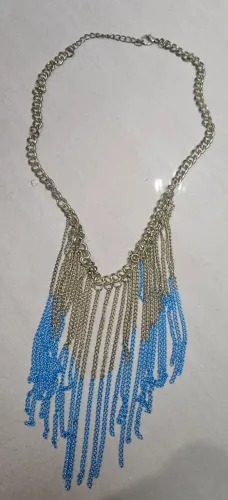 Colar de franjas azul turquesa em correntes de metal.