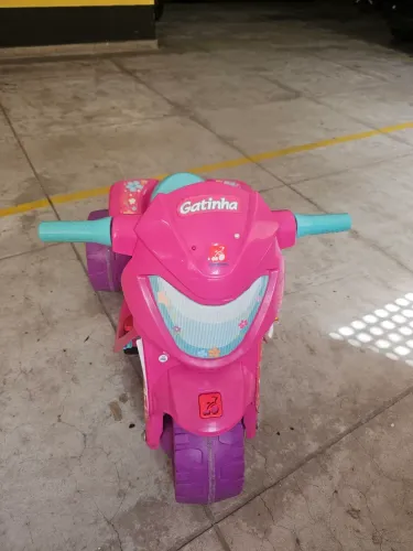 motoca Elétrica Infantil Gatinha Bandeirantes 