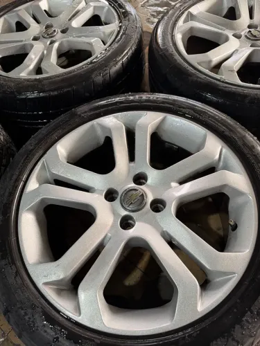Aro 17 com pneus meia vida 4/100