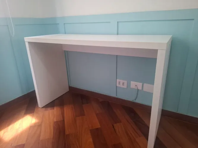 Escrivaninha na cor branca 