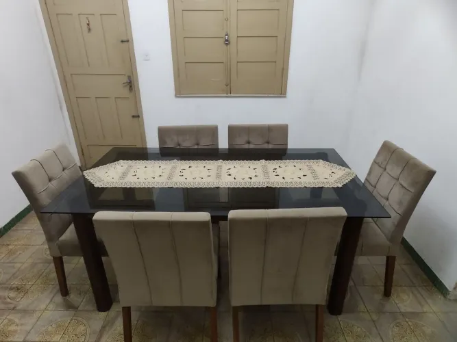 Mesa com seis cadeiras. Toda confeccionada em madeira legítima