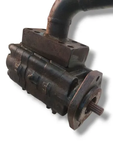 Motor hidráulico do trator John Deere 6136J 2023 com detalhe