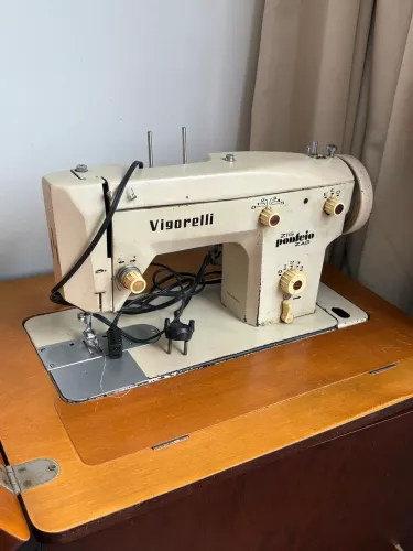 Máquina de Costura Vigorelli Zig Zag (com móvel embutido)