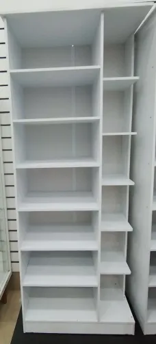 Estante Comercial Branca em MDF com Prateleira