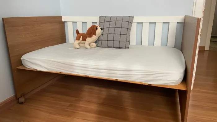 Berço que fica na posição de mini cama