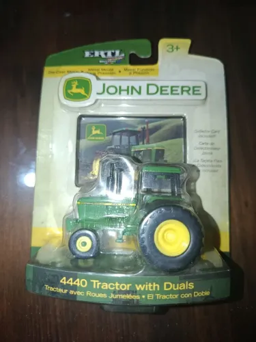 Miniatura John Deere 4440 1:64 ERTL