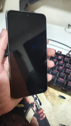VENDO S23 BASE , SOMENTE CELULAR E O CARREGADOR , ELE TEM CAPA E PELICULA
