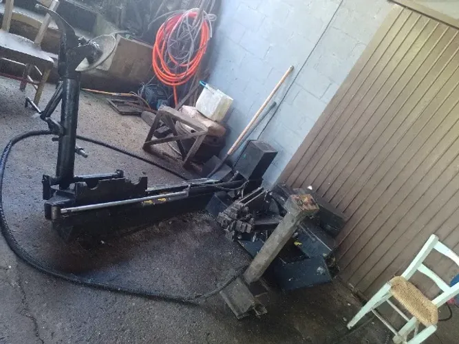 Desmontadora de pneus de caminhão