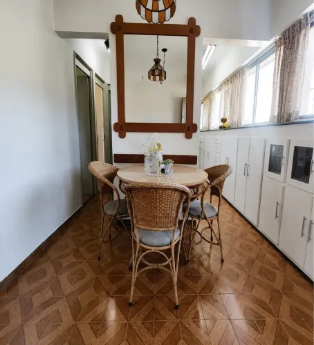 Vendo mesa extensível com 4 cadeiras