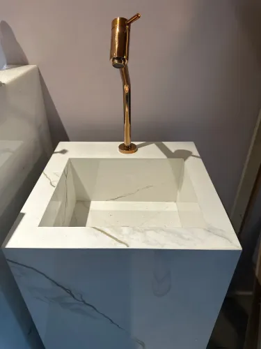 Cuba de piso porcelanato branco com torneira dourada